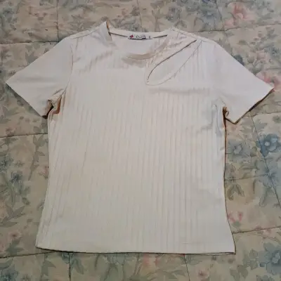 Polera blanca con diseño asimétrico - miniatura 1