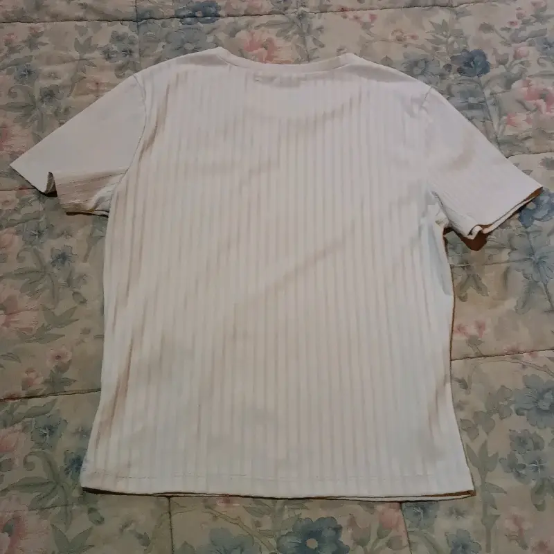 Polera blanca con diseño asimétrico - 2