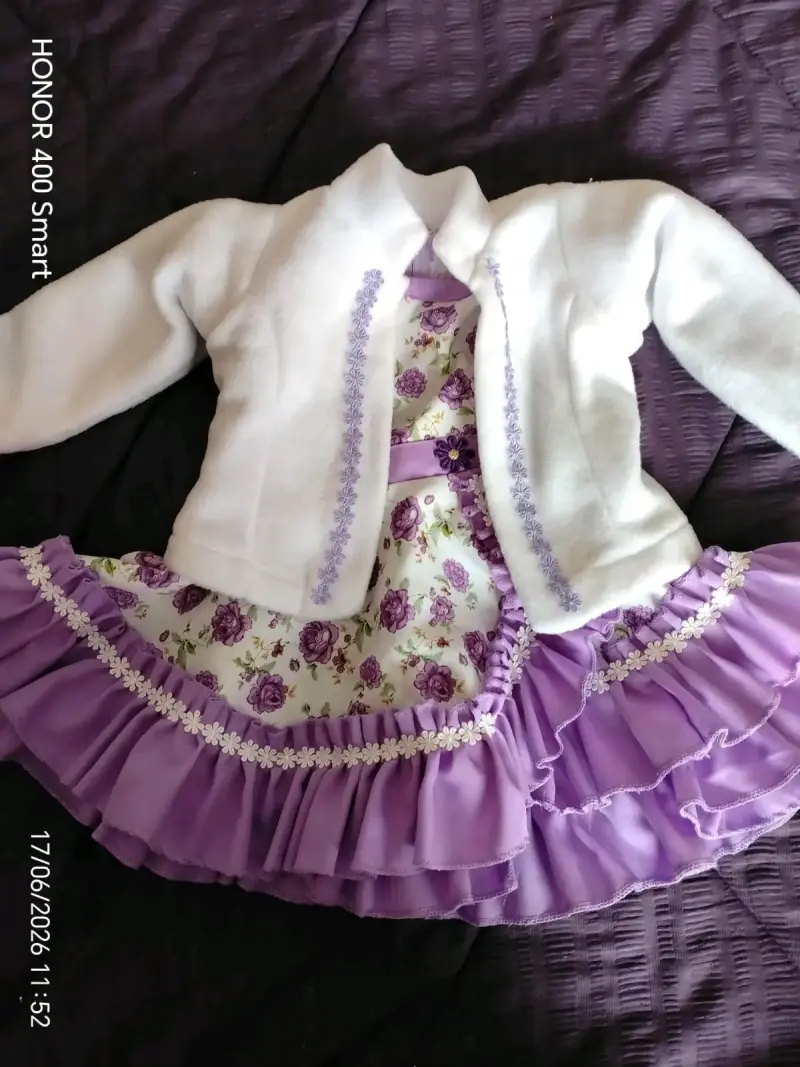 Vestido infantil con chaqueta blanca y flores - 1