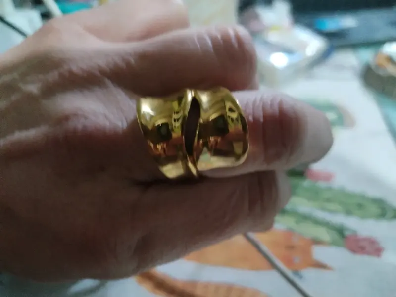 Anillo dorado de diseño elegante