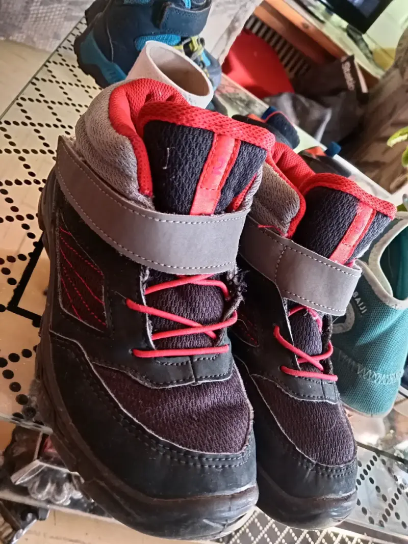 Botas infantiles negras y rojas con velcro - 1
