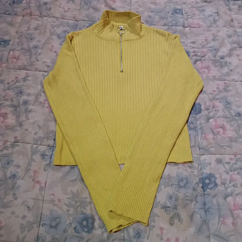 Suéter amarillo con cierre de cuello alto