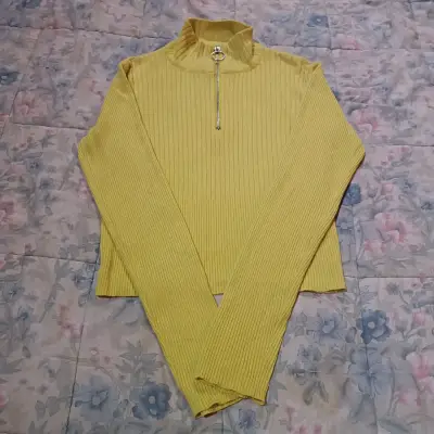 Suéter amarillo con cierre de cuello alto - miniatura 1