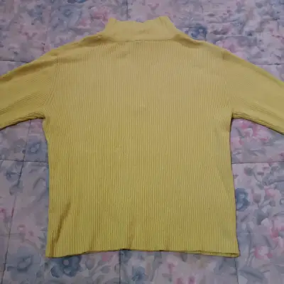 Suéter amarillo con cierre de cuello alto - miniatura 2