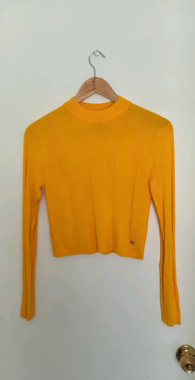 Suéter amarillo de punto y jumper - 1