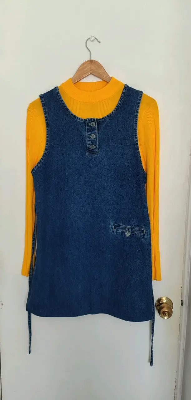 Suéter amarillo de punto y jumper - 2