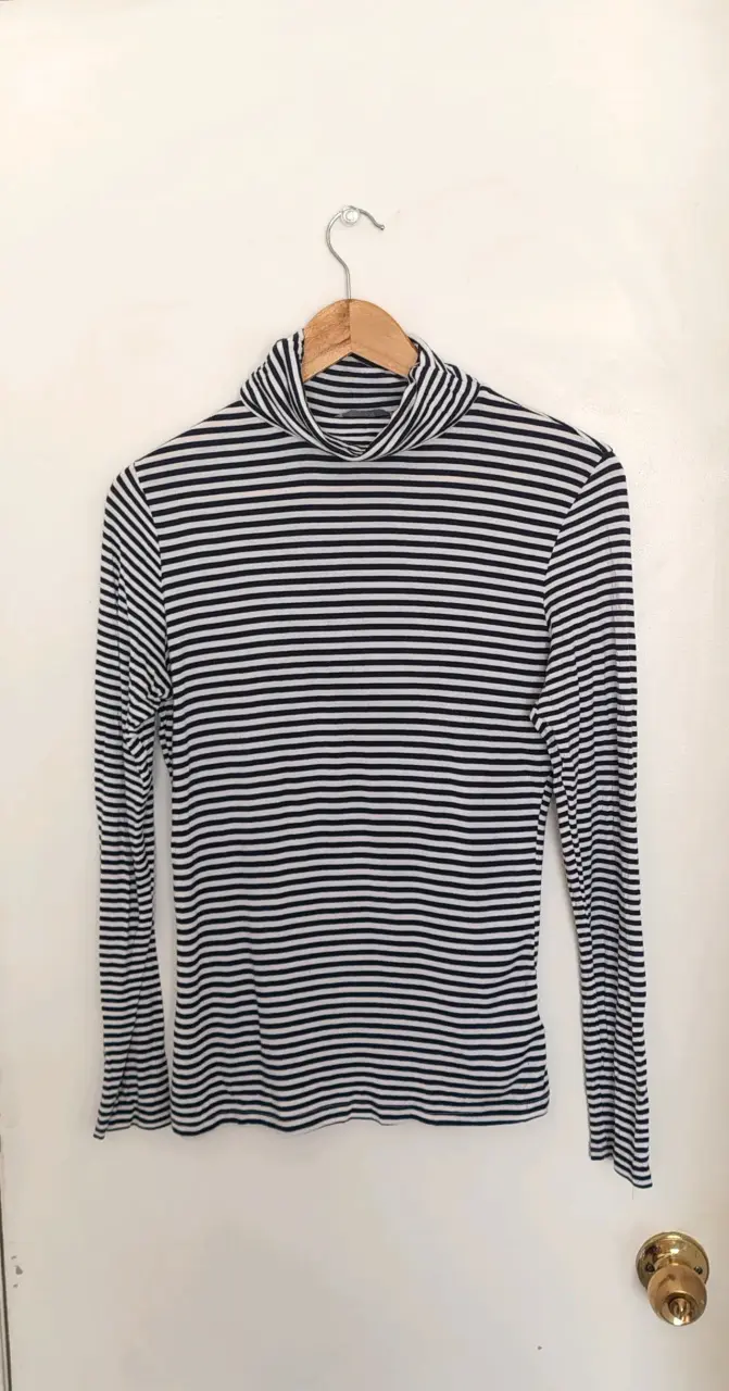 Polera de rayas cuello alto blanco y azul - 1