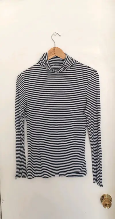 Polera de rayas cuello alto blanco y azul - miniatura 1