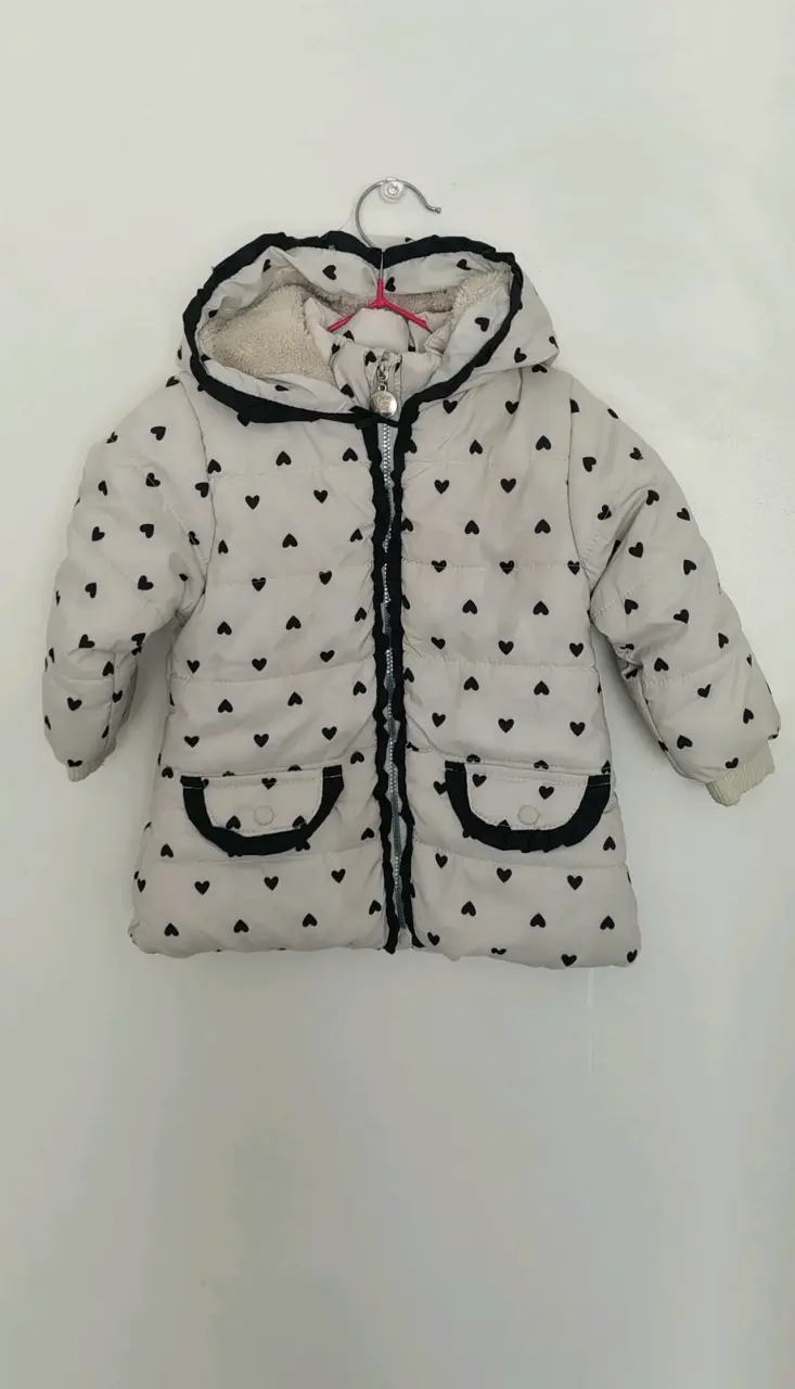 Abrigo infantil con capucha y diseño de corazones - 1