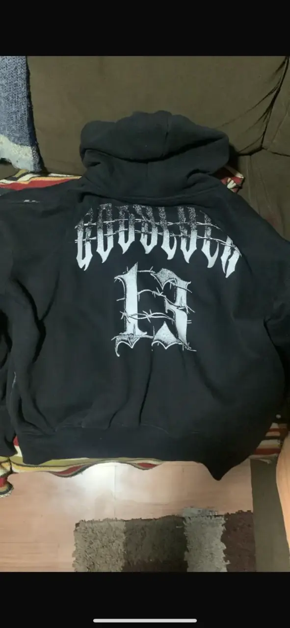 Polerón negro con diseño gráfico - 1