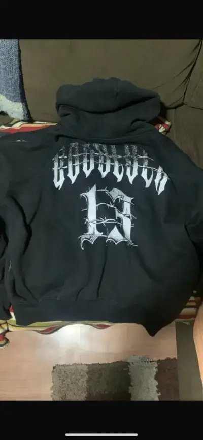 Polerón negro con diseño gráfico - miniatura 1