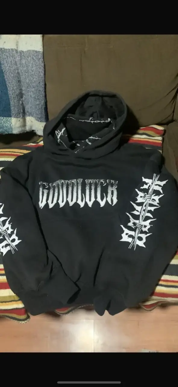 Polerón negro con diseño gráfico - 2