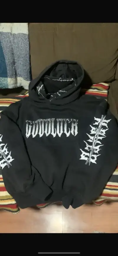 Polerón negro con diseño gráfico - miniatura 2
