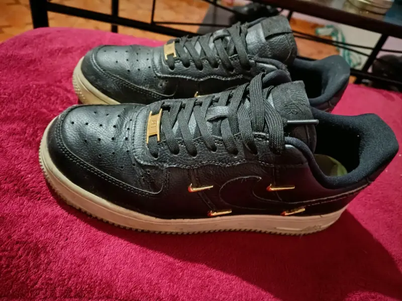 Zapatillas negras de cuero con detalles dorados - 1