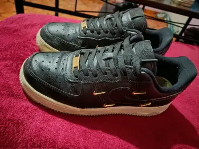 Zapatillas negras de cuero con detalles dorados - miniatura 1
