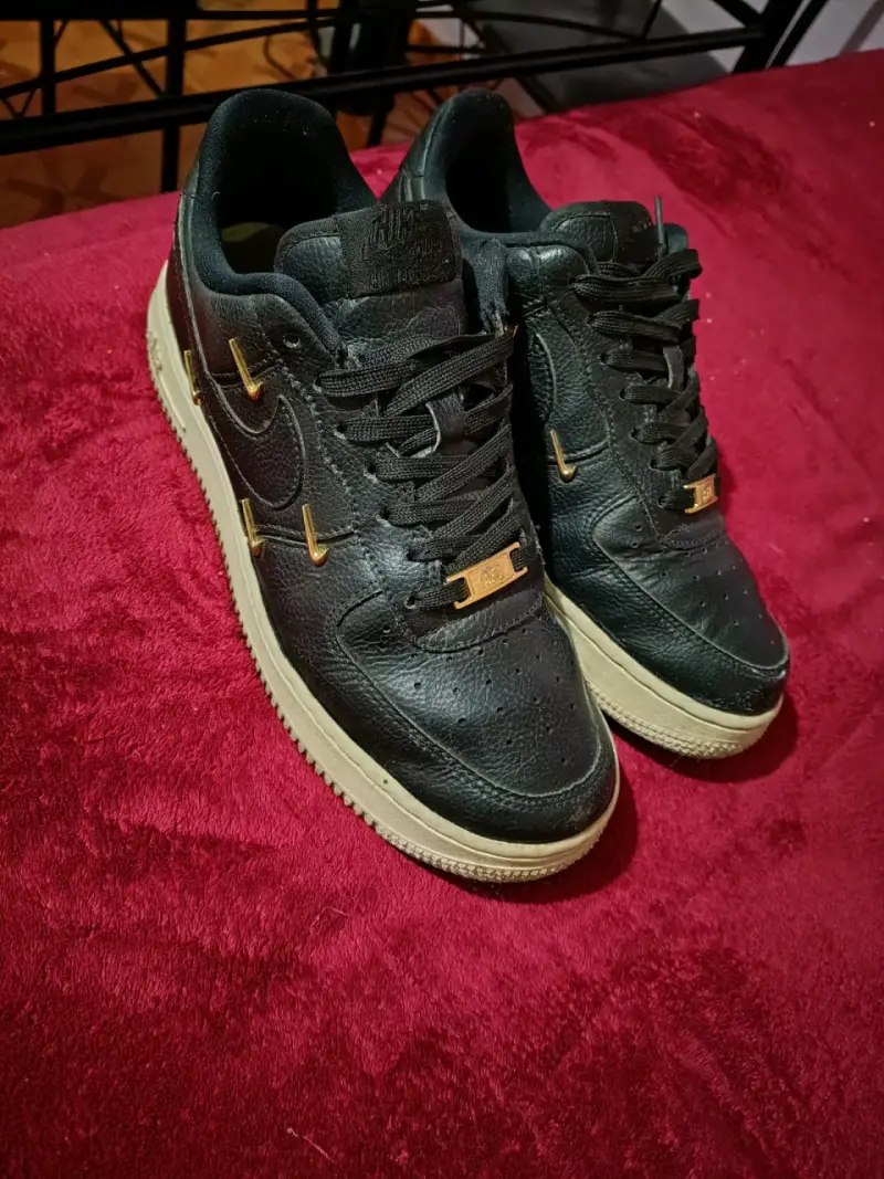 Zapatillas negras de cuero con detalles dorados - 2