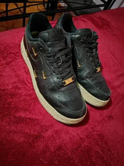 Zapatillas negras de cuero con detalles dorados - miniatura 2