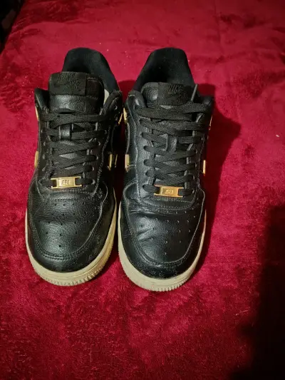 Zapatillas negras de cuero con detalles dorados - miniatura 3