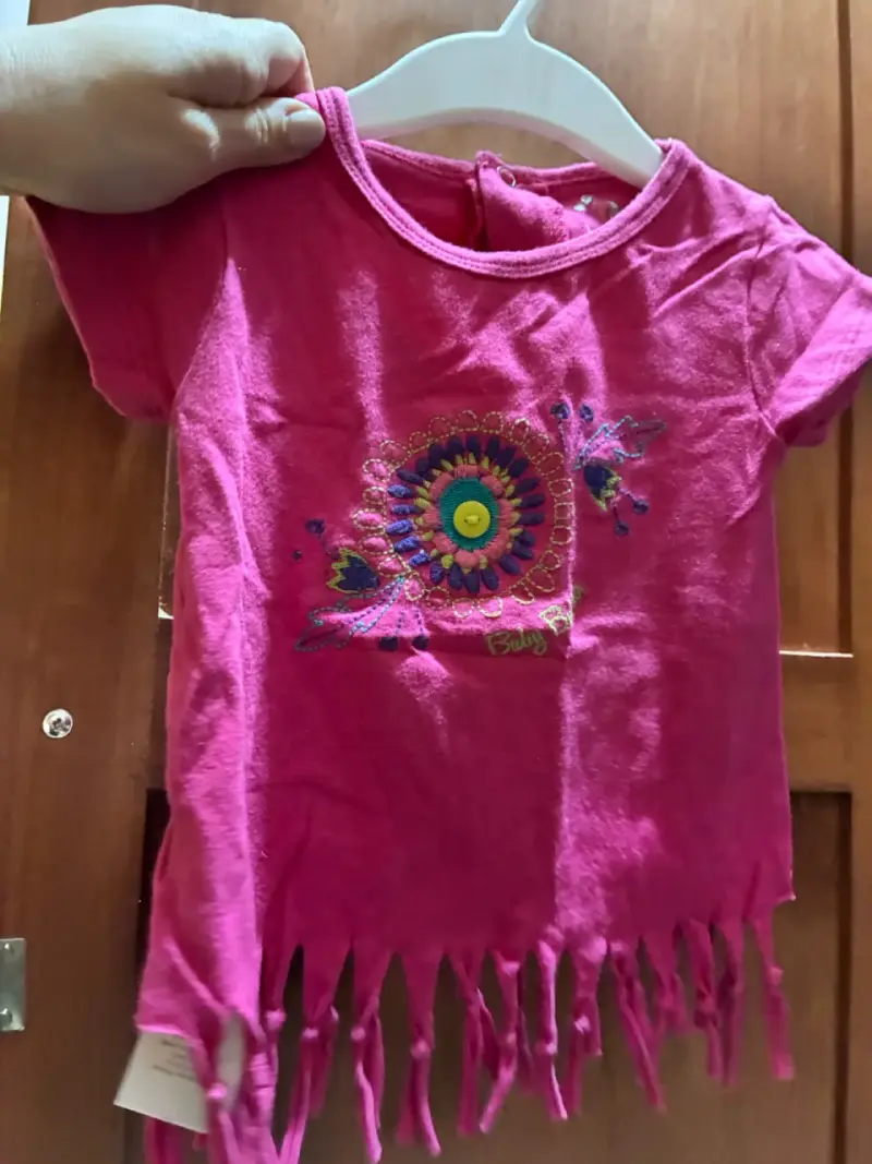 Polera infantil rosa con diseño bordado - 1