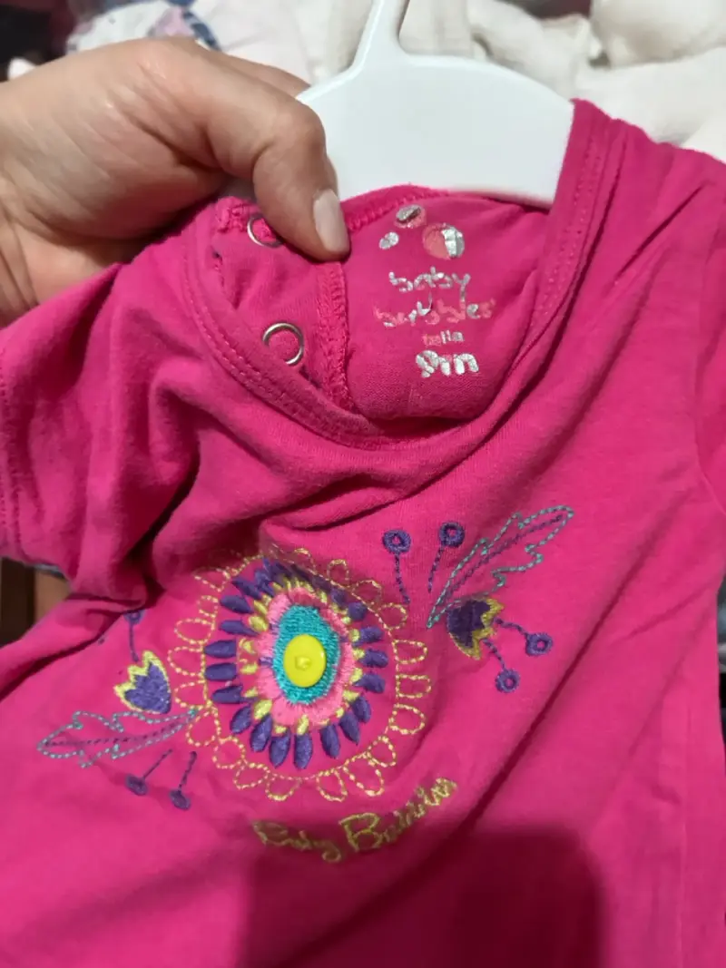 Polera infantil rosa con diseño bordado - 2