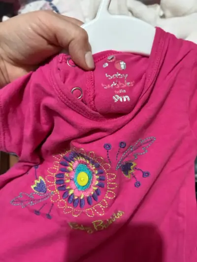 Polera infantil rosa con diseño bordado - miniatura 2