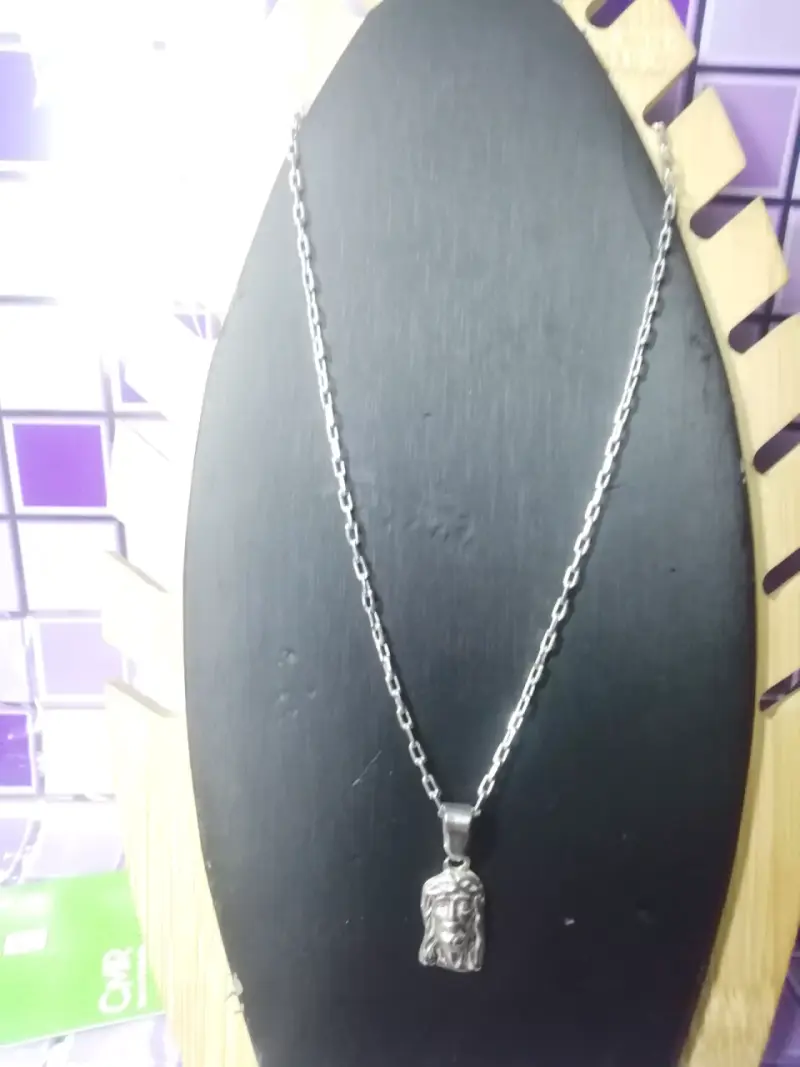 Collar de acero inoxidable con colgante de rostro
