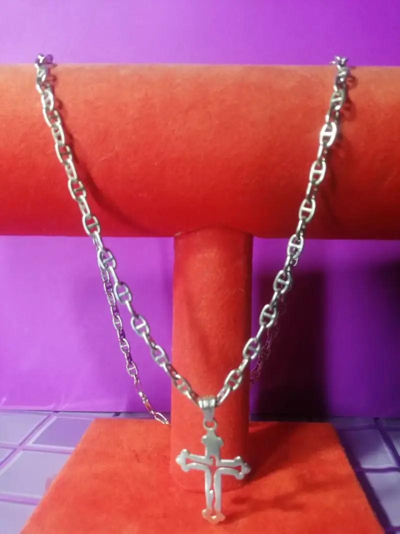 Collar de plata con colgante de cruz