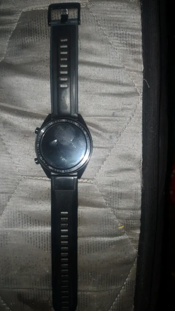 Reloj inteligente negro con correa de silicona - 1