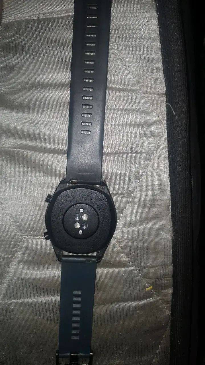 Reloj inteligente negro con correa de silicona - 3