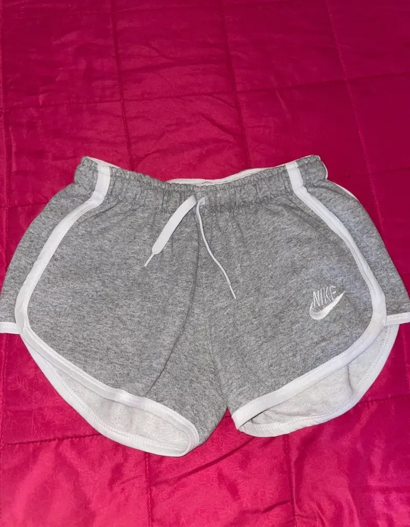 Short deportivo Nike gris para mujer - 1