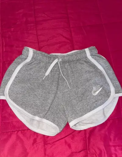 Short deportivo Nike gris para mujer - miniatura 1