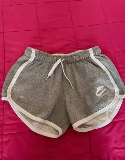 Short deportivo Nike gris para mujer - miniatura 2