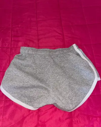 Short deportivo Nike gris para mujer - miniatura 4