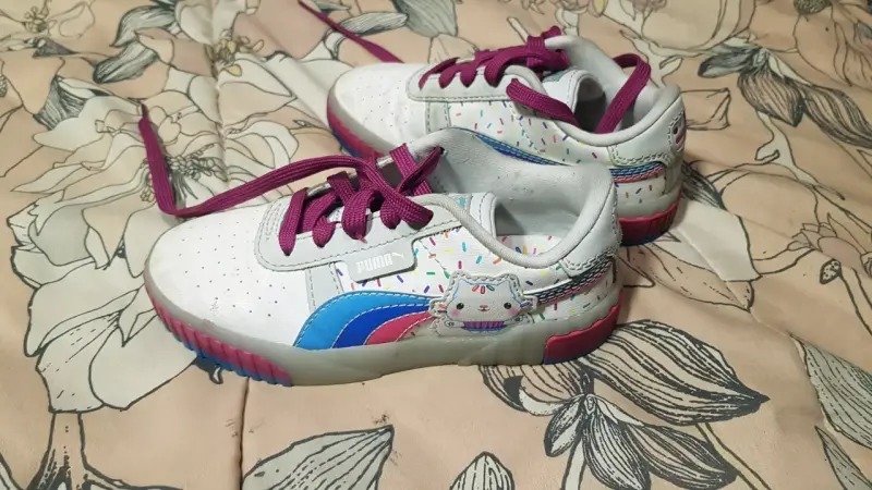 Zapatillas Puma blancas con diseño infantil