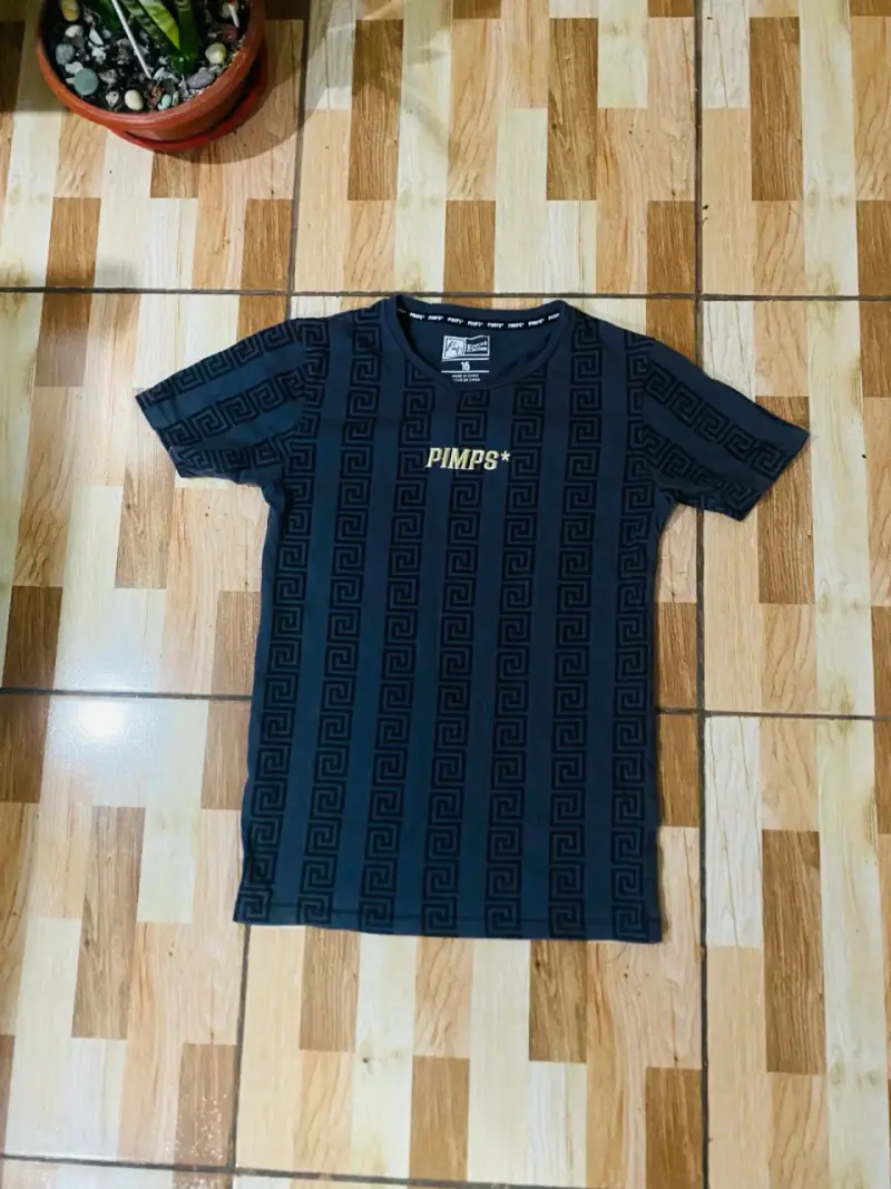 Polera negra con diseño geométrico Pimps - 1