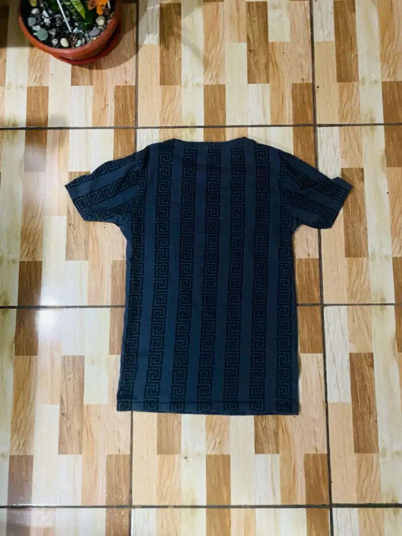 Polera negra con diseño geométrico Pimps - 2