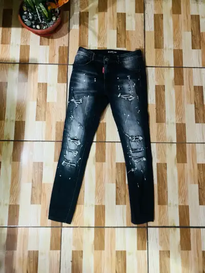Jeans negros desgastados para hombre - miniatura 1