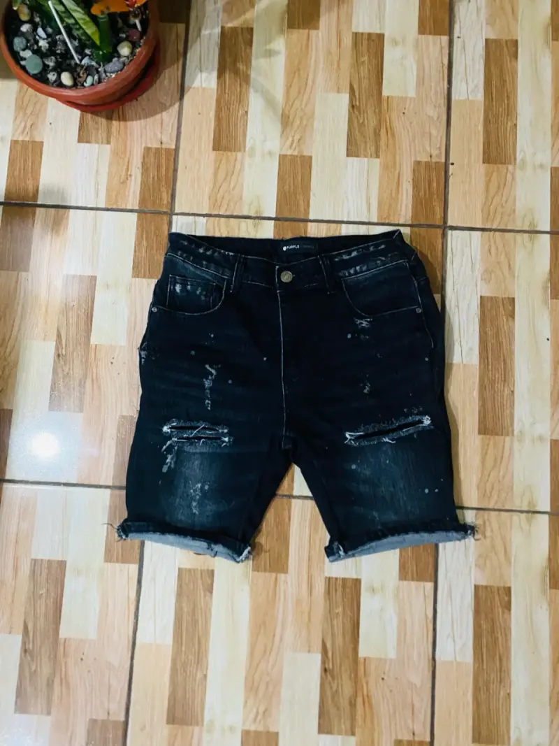 Shorts de mezclilla negros desgastados - 1