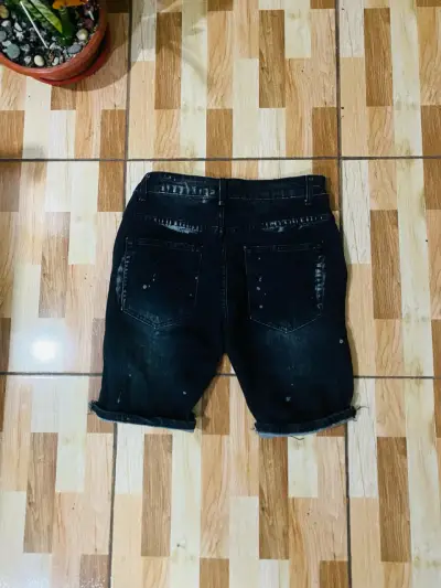 Shorts de mezclilla negros desgastados - miniatura 2