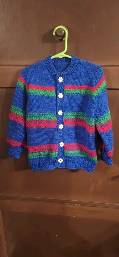 Chaleco tejido a mano azul con botones florales - miniatura 2
