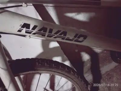 Bicicleta de montaña blanca - miniatura 2