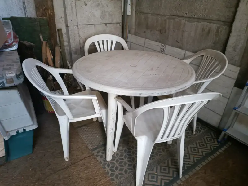 Juego de mesa y 4 sillas de plástico blanco