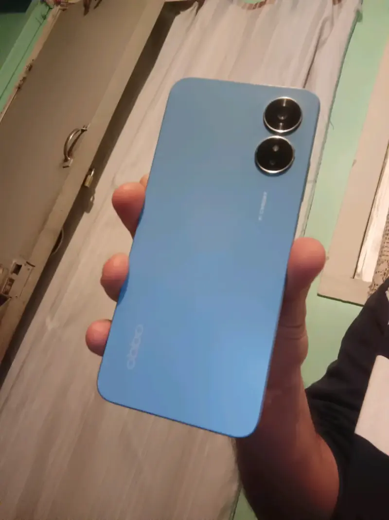Smartphone Oppo azul A17 con doble cámara