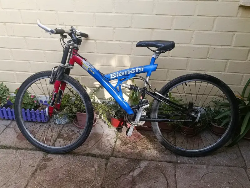 Bicicleta Bianchi montaña azul y roja - 1