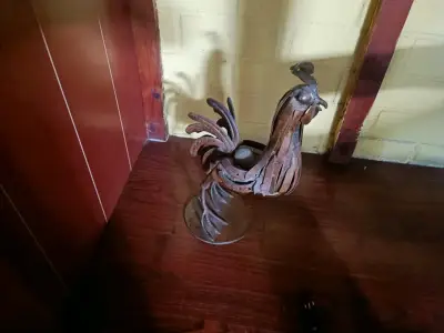 Escultura de gallo en metal rústico - miniatura 1