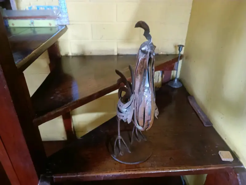 Escultura de gallo en metal rústico - 2