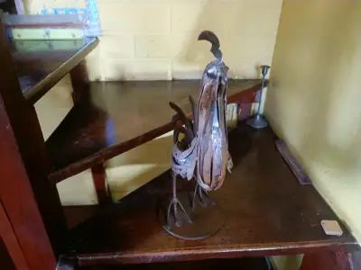 Escultura de gallo en metal rústico - miniatura 2