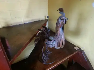 Escultura de gallo en metal rústico - miniatura 3