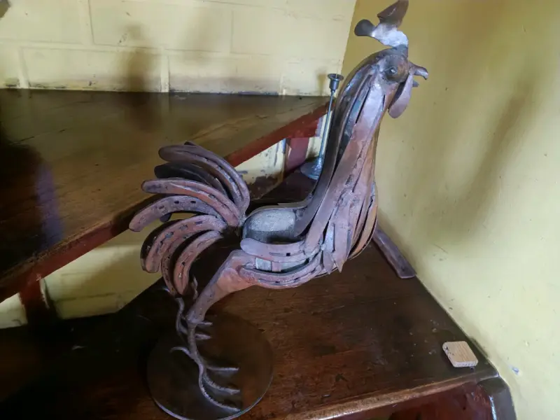Escultura de gallo en metal rústico - 4