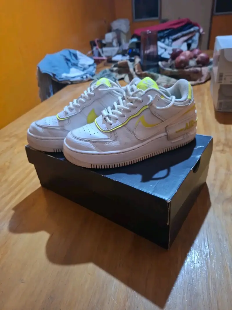 Zapatillas deportivas blancas con detalles amaril - 1